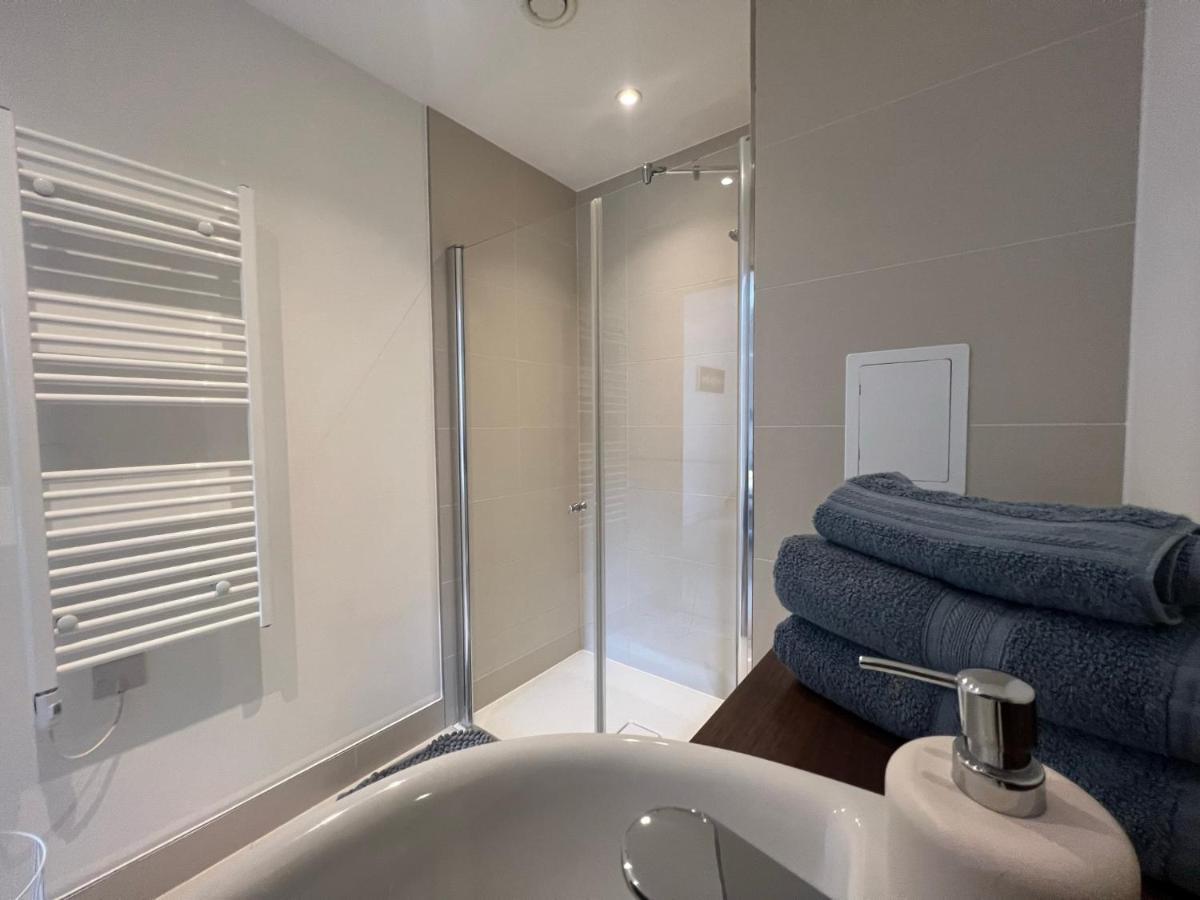 Modern 2Br 2Ba Apt Wparking Sleeps 6 Comfortably Londres Exterior foto